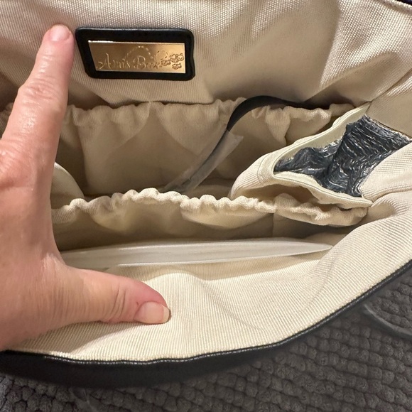 Black and Gold Baby Bag with Sleek Design - Picture 3 of 4